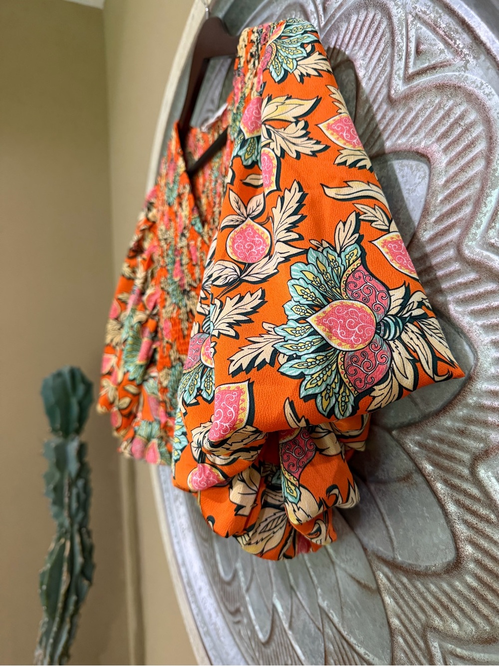 New THML Statement Orange Floral Paisley Smocked V-Neck Crop Top W Puff Sleeves - Picture 5 of 6